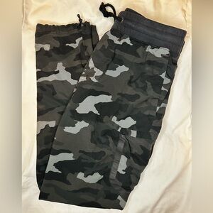 Under Armour Camo Joggers Mens L Black Gray Athletic Pants Zip Pocket 1364880